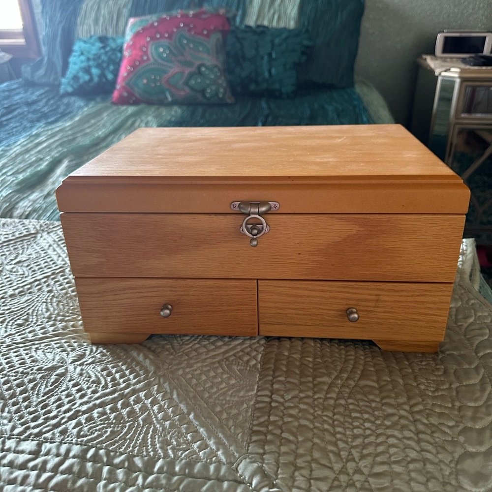 Wooden jewelry box